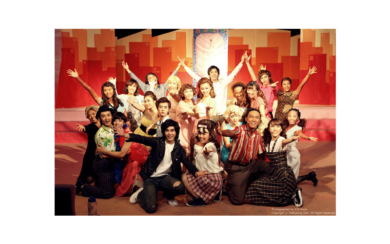대경대학 뮤지컬과/분장예술과 뮤지컬(Musical) '헤어스프레이(Hairspray)' 공연 모습  2009년 전문대학 교육역량강화사업 캡스턴디자인제 출품작