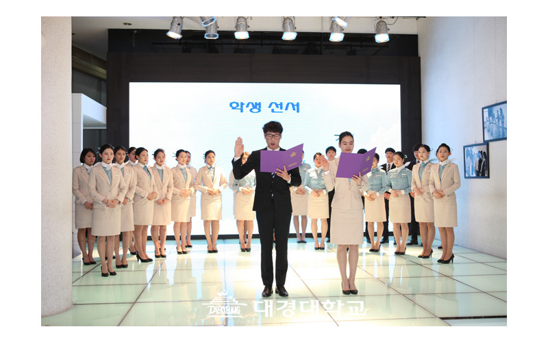 ‘패션쇼장을 날으는 대경대 예비 항공승무원'