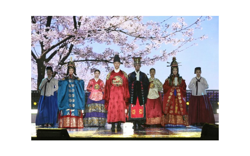 밀양아리랑 대축제 초야제 1부, 대경대 패션쇼 실크로드팀 &#034;밀양아리랑, 영남대로를 걷다&#034;