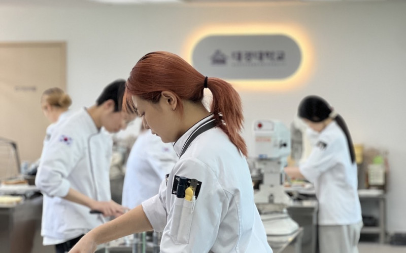 베이커리카페 전공에서 운영하는 ‘대경대’ 빵오쇼콜라요? 캠퍼스에서는 ‘베이커리 배달의 민족’이라고 부르죠. “지역 농산물 활용한 사계절 케이크 내놓고, 커피와 디저트도 배달”