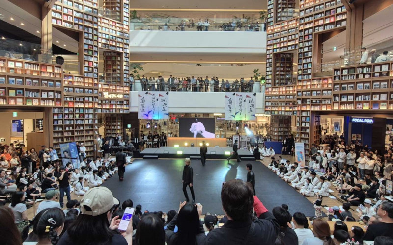 9일, 대경대 경기라이즈로 찾아가는 “더킹엔터” 수원스타필드 별마당 도서관공연 성료 “K-모델연기·태권도·연기예술과 참여… 45분간 융복합 무대 선보여”
