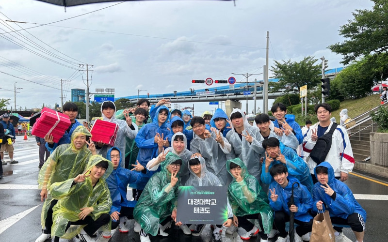 폭우가 쏟아져도 대경대 한류캠퍼스 “치어리딩 태권도로 포항국제불빛축제 빛냈죠.”